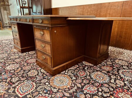Exclusief Heldense bureau met conferentietafel