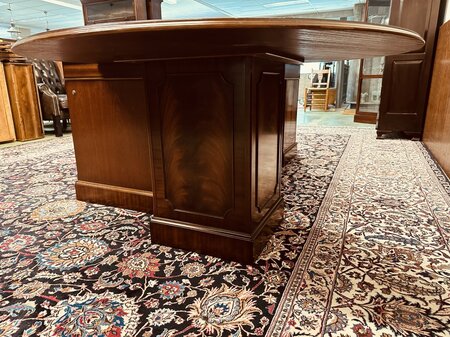 Exclusief Heldense bureau met conferentietafel