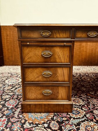 Exclusief Heldense bureau met conferentietafel