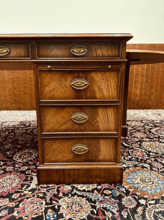 Exclusief Heldense bureau met conferentietafel