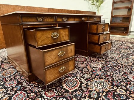 Exclusief Heldense bureau met conferentietafel