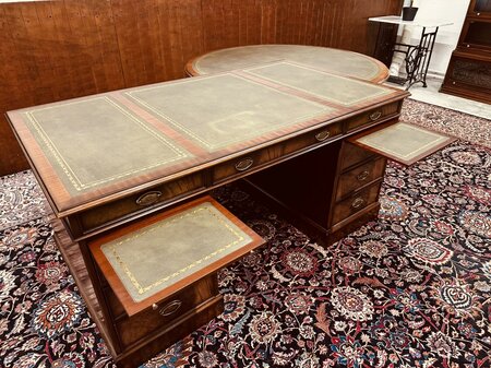 Exclusief Heldense bureau met conferentietafel