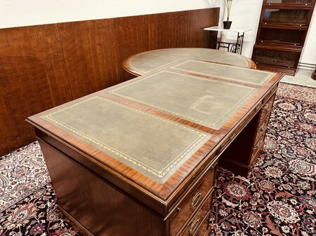 Exclusief Heldense bureau met conferentietafel