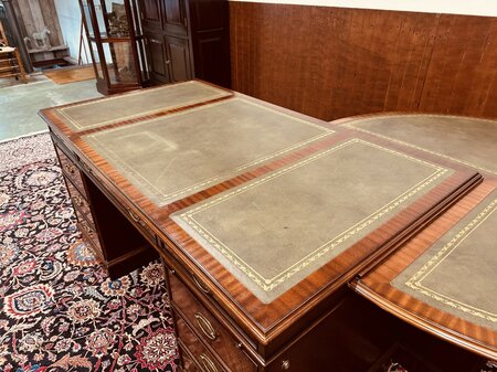 Exclusief Heldense bureau met conferentietafel