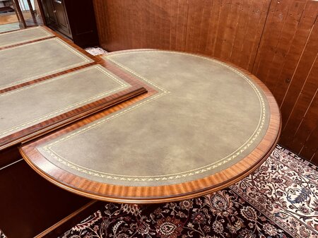 Exclusief Heldense bureau met conferentietafel