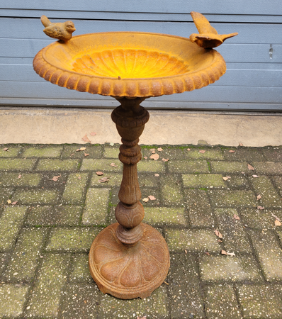 Gietijzeren vogelbad op voet