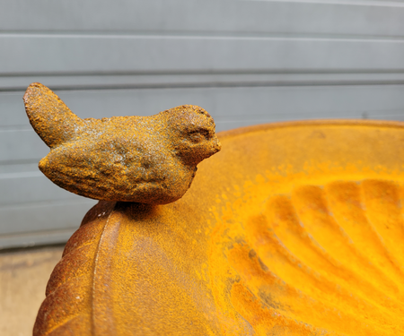 Gietijzeren vogelbad op voet