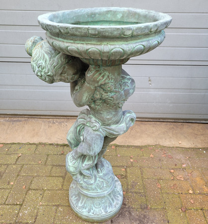 Antiek bronze Engel Putti met bloempot