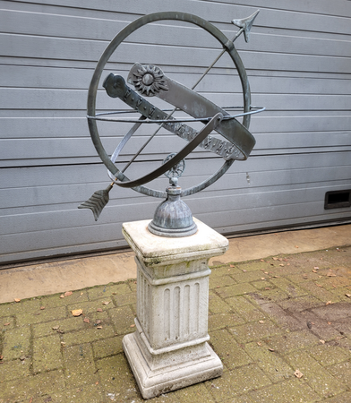 Antieke bronze Zonnewijzer op zuil