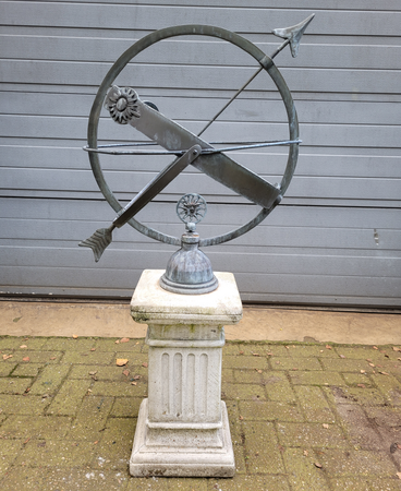 Antieke bronze Zonnewijzer op zuil
