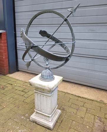 Antieke bronze Zonnewijzer op zuil