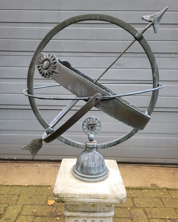 Antieke bronze Zonnewijzer op zuil