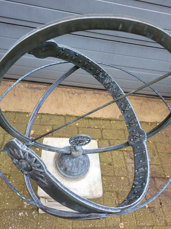 Antieke bronze Zonnewijzer op zuil