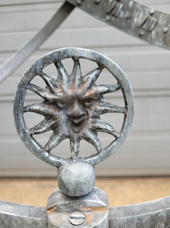 Antieke bronze Zonnewijzer op zuil