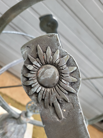 Antieke bronze Zonnewijzer op zuil