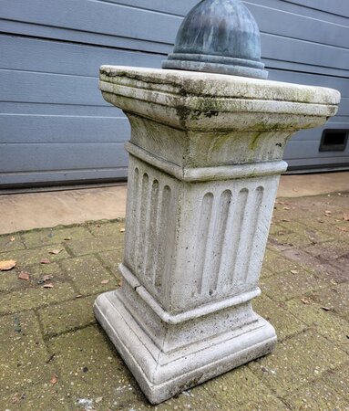 Antieke bronze Zonnewijzer op zuil