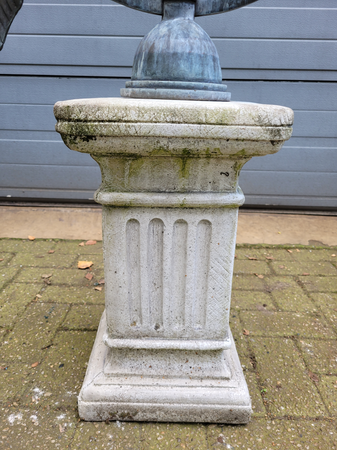 Antieke bronze Zonnewijzer op zuil