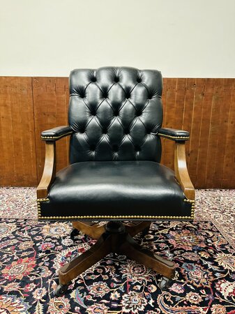 Klassiek Engelse Chesterfield Gainsborough bureaustoel Zwart