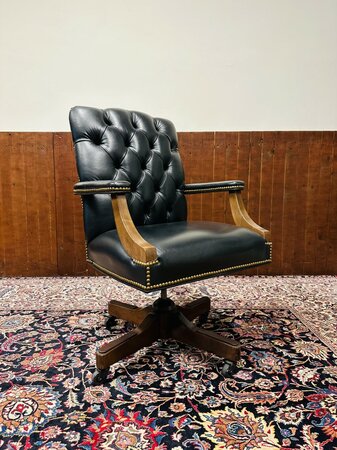 Klassiek Engelse Chesterfield Gainsborough bureaustoel Zwart
