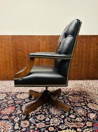 Klassiek Engelse Chesterfield Gainsborough bureaustoel Zwart
