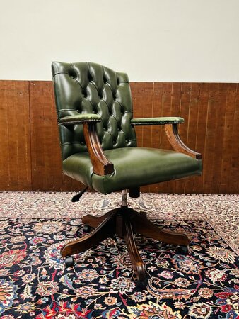 Klassiek Engelse Chesterfield Gainsborough bureaustoel groen