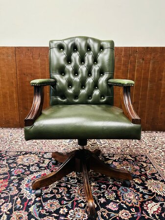 Klassiek Engelse Chesterfield Gainsborough bureaustoel groen