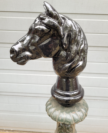 Klassieke paalkop / tuinbeeld paard