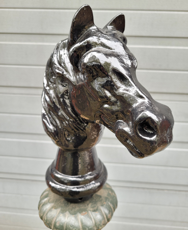 Klassieke paalkop / tuinbeeld paard