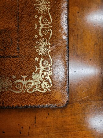 Antieke Engelse salontafel met lederen blad