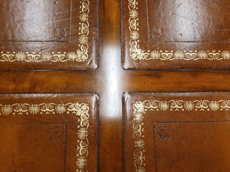 Antieke Engelse salontafel met lederen blad