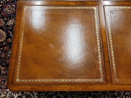 Antieke Engelse salontafel met lederen blad