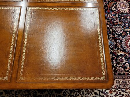 Antieke Engelse salontafel met lederen blad