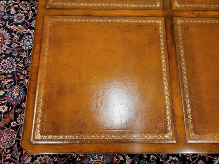 Antieke Engelse salontafel met lederen blad