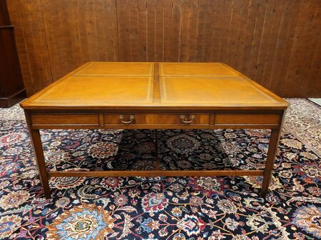Antieke Engelse salontafel met lederen blad