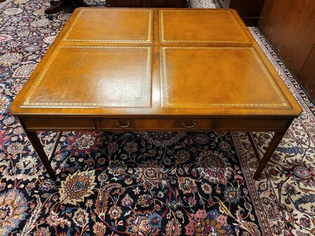 Antieke Engelse salontafel met lederen blad