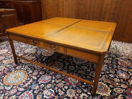 Antieke Engelse salontafel met lederen blad