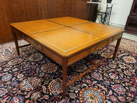 Antieke Engelse salontafel met lederen blad