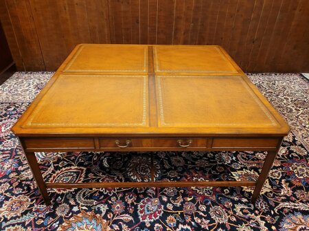 Antieke Engelse salontafel met lederen blad