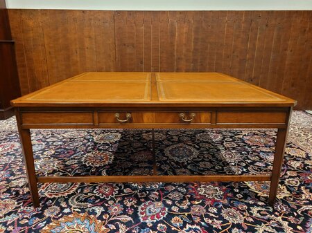 Antieke Engelse salontafel met lederen blad