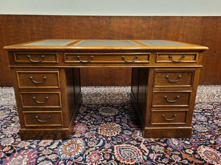 Klassiek Engels eiken bureau