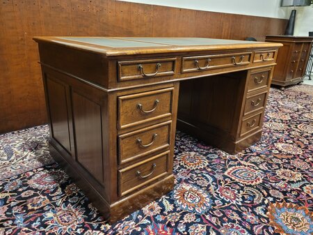 Klassiek Engels eiken bureau