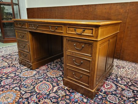 Klassiek Engels eiken bureau