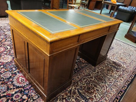 Klassiek Engels eiken bureau