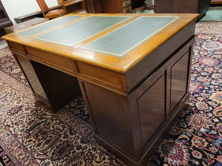 Klassiek Engels eiken bureau