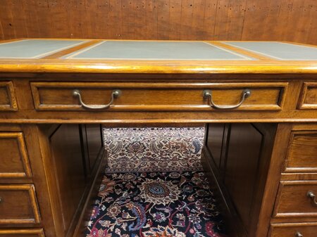 Klassiek Engels eiken bureau