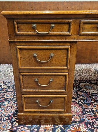Klassiek Engels eiken bureau