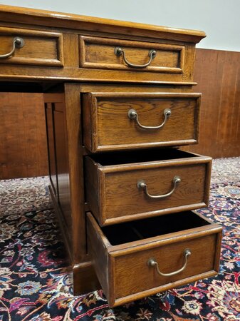 Klassiek Engels eiken bureau