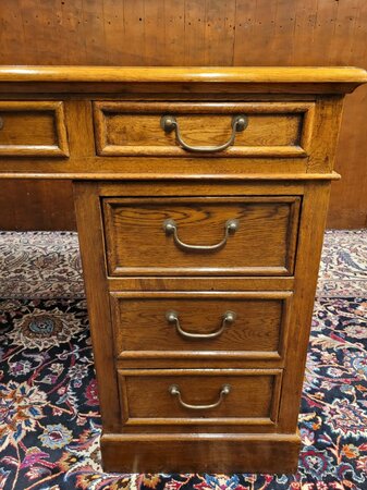 Klassiek Engels eiken bureau