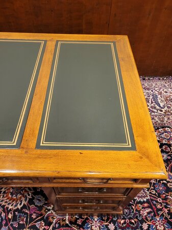 Klassiek Engels eiken bureau