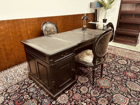 Engels klassiek zwart bureau met stoelen en bureaulamp